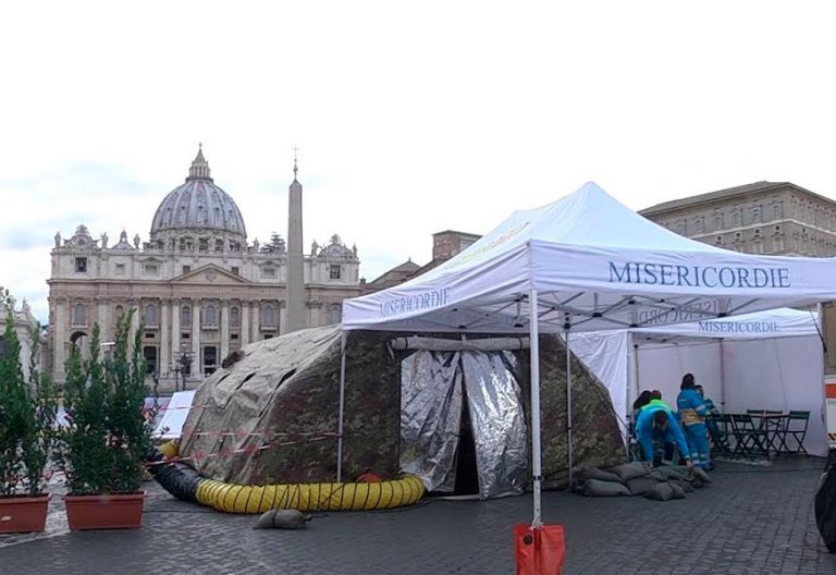 Hospital de campaña en San Pedro con motivo de la II Jornada Mundial de los Pobres