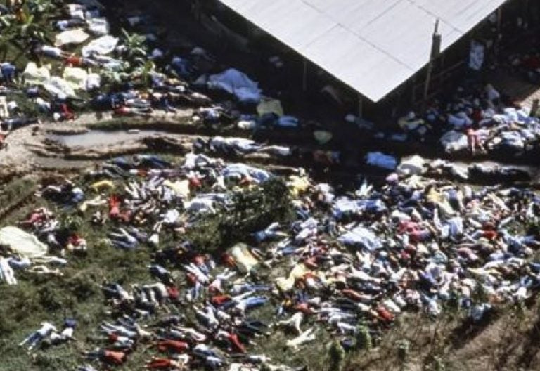 Una mujer asomada a la ventana durante el confinamiento