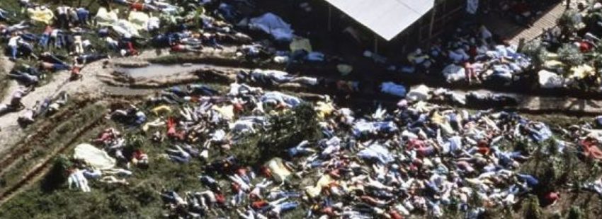 Una mujer asomada a la ventana durante el confinamiento