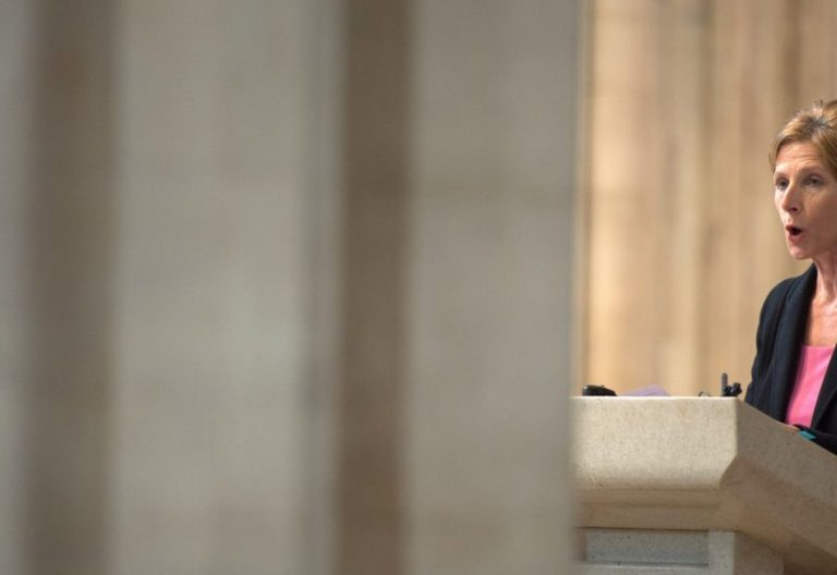 Una mujer proclama una lectura en una iglesia de Londres/CCE