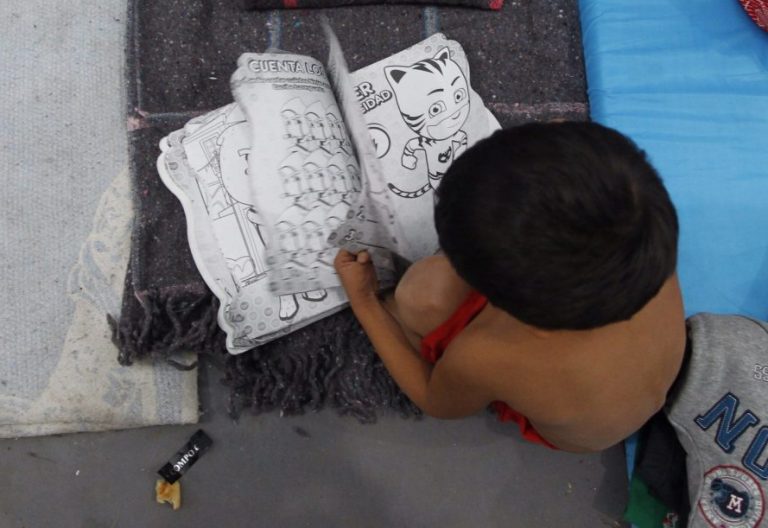 Un niño, en la caravana de migrantes que recorre México/EFE