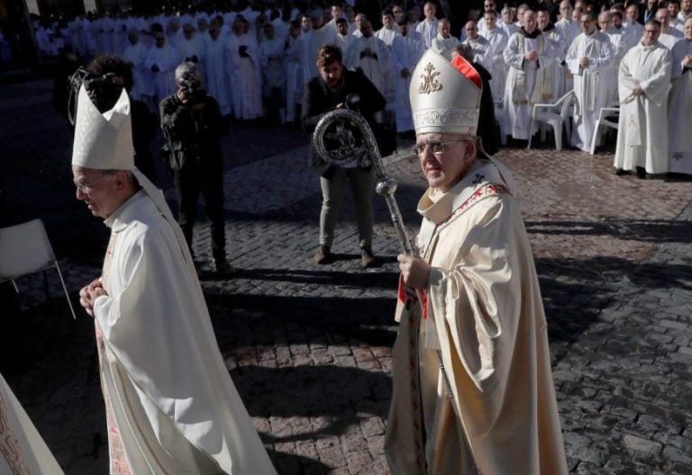 El cardenal arzobispo de Madrid, Carlos Osoro, en la misa de la Virgen de la Almudena de 2018/EFE
