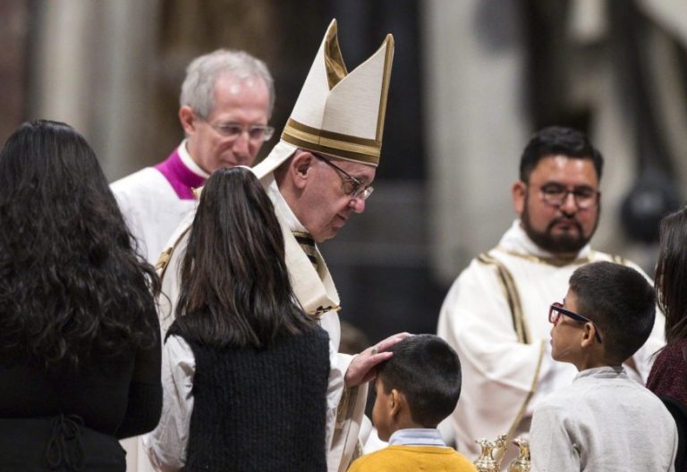 El Papa Francisco, con niños, en la misa de la II Jornada Mundial de los Pobres