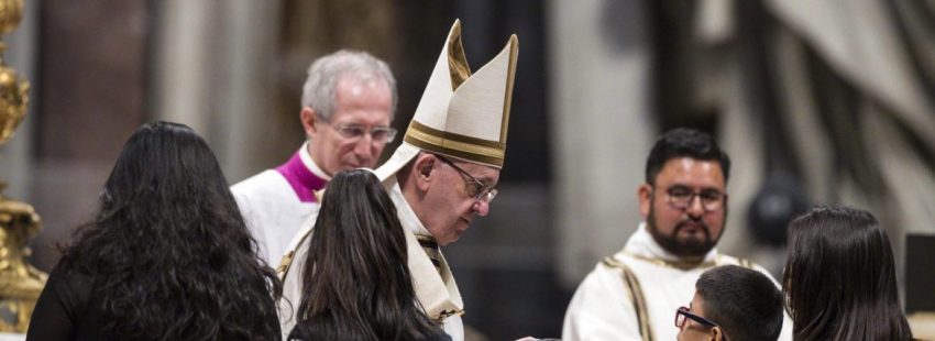 El Papa Francisco, con niños, en la misa de la II Jornada Mundial de los Pobres