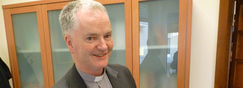 El obispo Paul Tighe sobre Tinder: “Apoyo todo lo que sirva para unir a las personas”