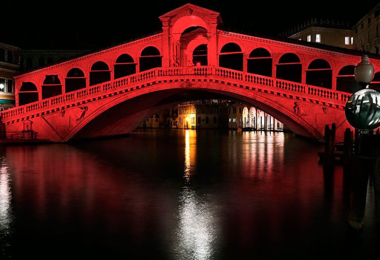 El Puente Rialto, en Venecia, se tiñe de rojo por los cristianos perseguidos