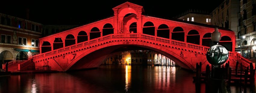 El Puente Rialto, en Venecia, se tiñe de rojo por los cristianos perseguidos