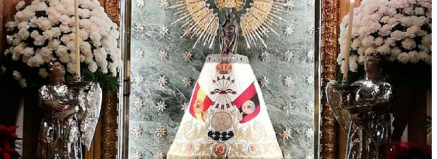 Ponen un manto de la Falange a la Virgen del Pilar en Zaragoza