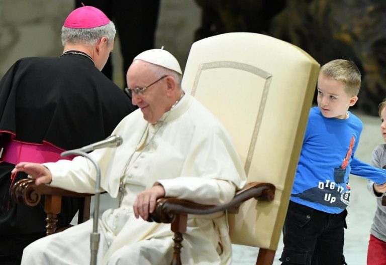 -FOTODELDIA- EPA6530. CIUDAD DEL VATICANO (VATICANO), 28/11/2018.- Dos niños acceden al escenario
