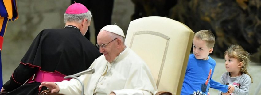 -FOTODELDIA- EPA6530. CIUDAD DEL VATICANO (VATICANO), 28/11/2018.- Dos niños acceden al escenario