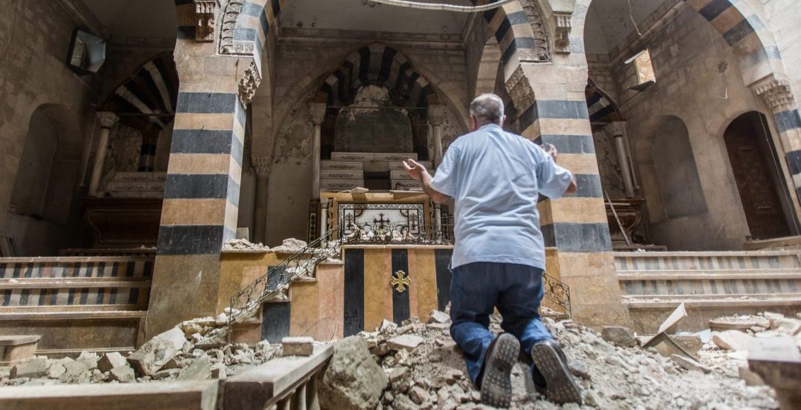 Un cristiano reza ante las ruinas de la catedral armenia de Alepo/ACN