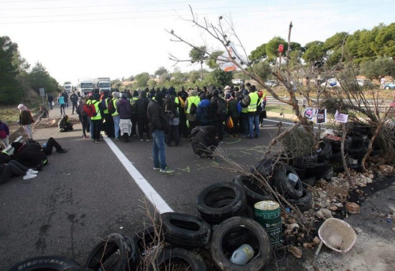 El corte de tráfico organizado por los Comités de Defensa de la República (CDR) en la AP-7 en