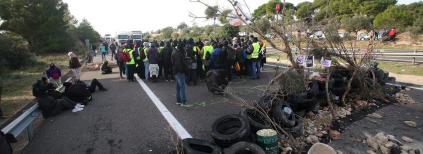 El corte de tráfico organizado por los Comités de Defensa de la República (CDR) en la AP-7 en
