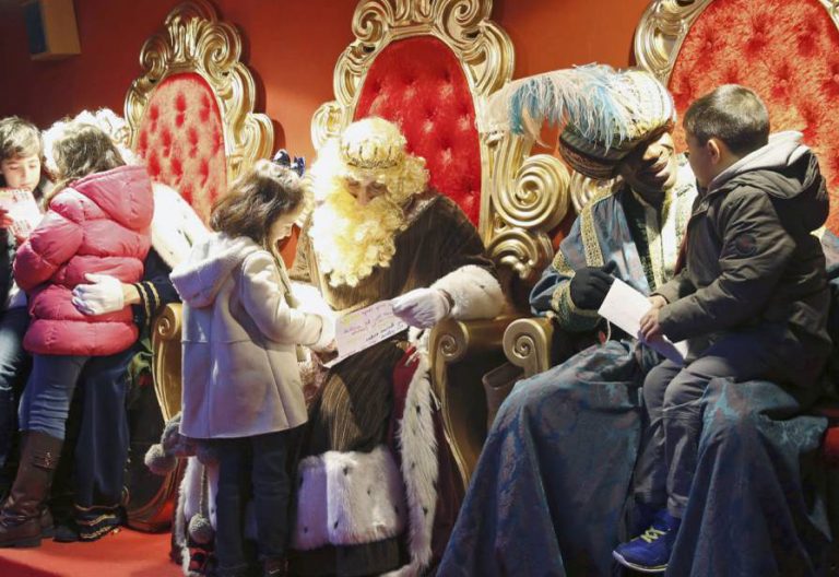 Varios niños entregan su carta a los Reyes Magos