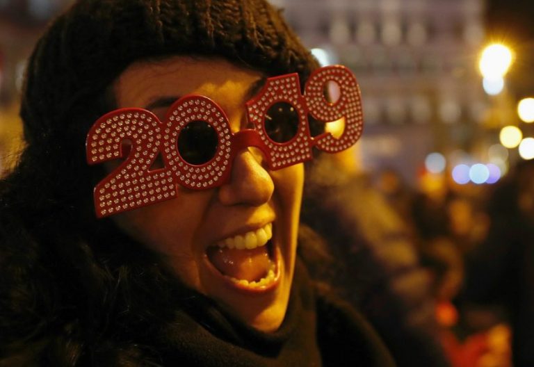 Una joven celebra la Nochevieja en la Puerta del Sol de Madrid/EFE