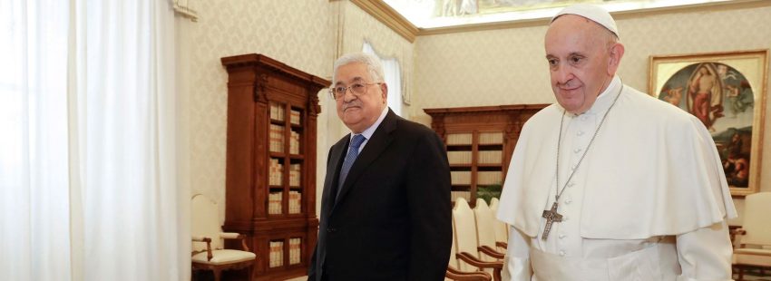 El papa Francisco y Mahmud Abás, presidente de Palestina, en una audiencia en el Vaticano el 3 de