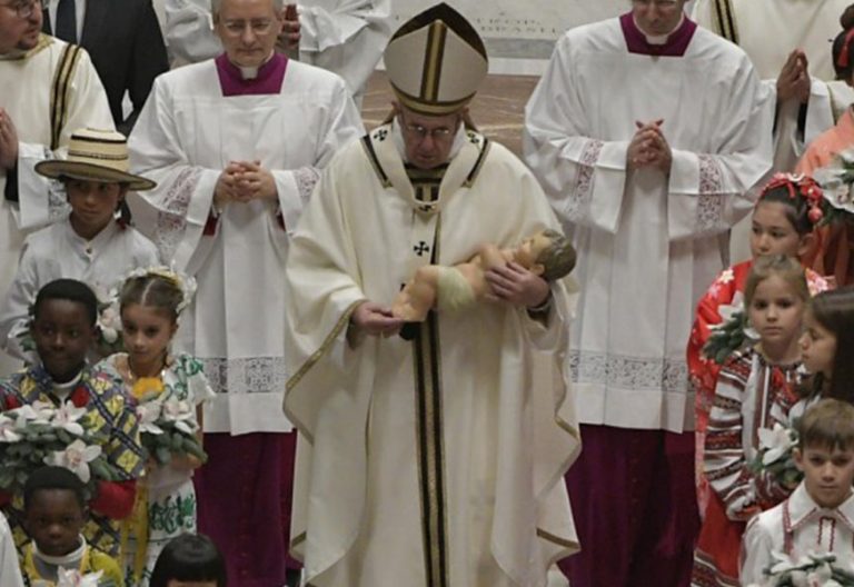 Francisco invita en la Misa del Gallo a “renacer del amor y romper la espiral de la codicia”