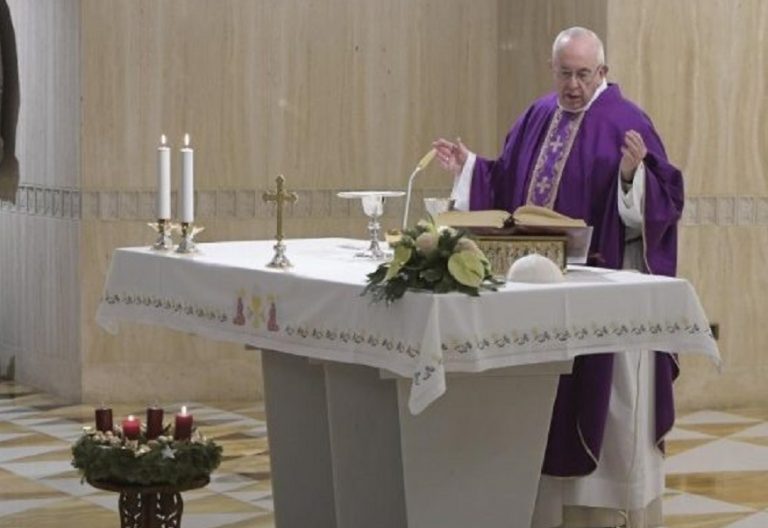 Francisco invita en Santa Marta a “vivir la Navidad con auténtica fe”