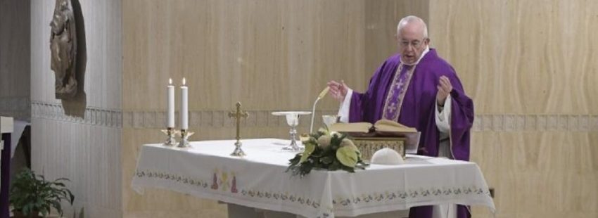 Francisco invita en Santa Marta a “vivir la Navidad con auténtica fe”