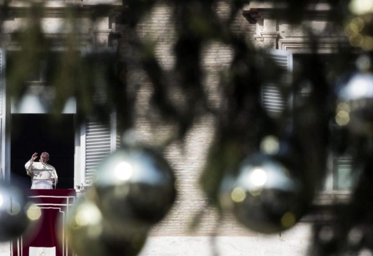 El Papa Francisco, durante el ángelus celebrado en Navidad/EFE