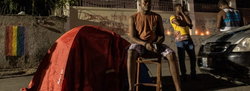 Un grupo de jóvenes ante la Corte Superior de Justicia de Haití