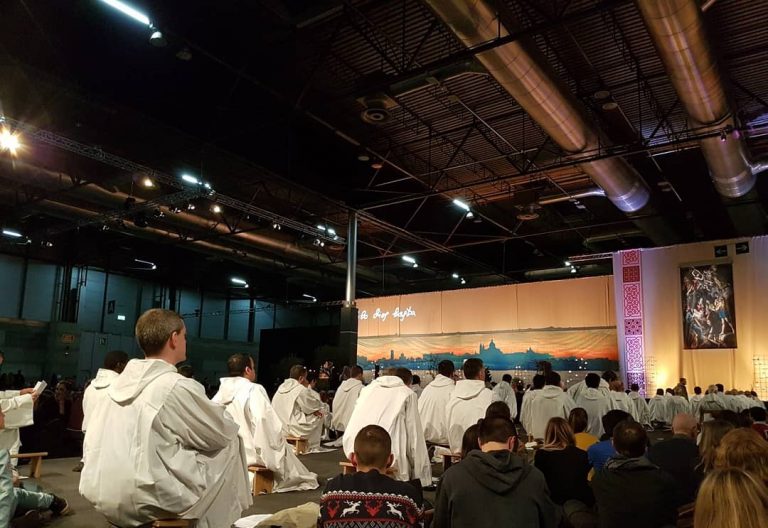 Primera jornada de oración del Encuentro Europeo de Jóvenes de Taizé en Madrid