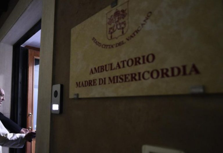 El ambulatorio del Papa, al auxilio de 5.000 personas sin hogar