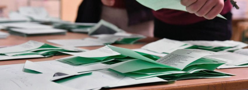 Papeletas electorales en un colegio durante las elecciones autonómicas del 2 de diciembre de 2018