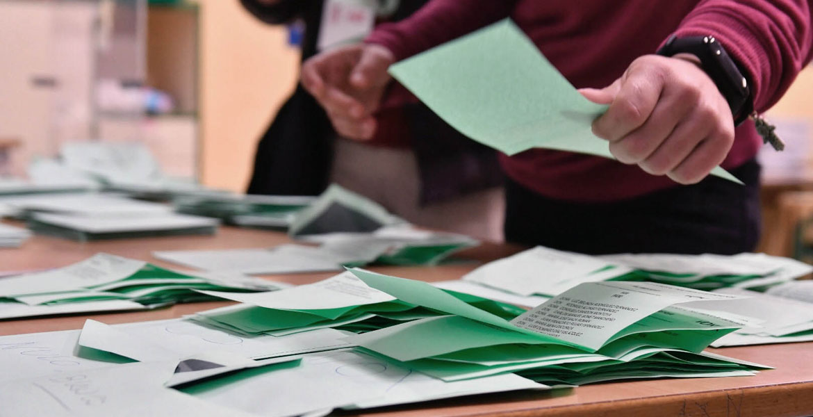 Papeletas electorales en un colegio durante las elecciones autonómicas del 2 de diciembre de 2018