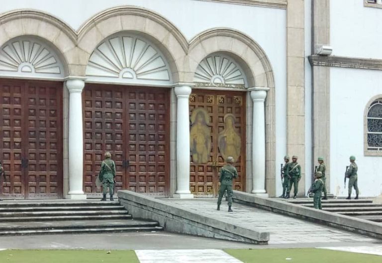 700 manifestantes venezolanos se resguardaron por más de 3 horas en la catedral de Maturín