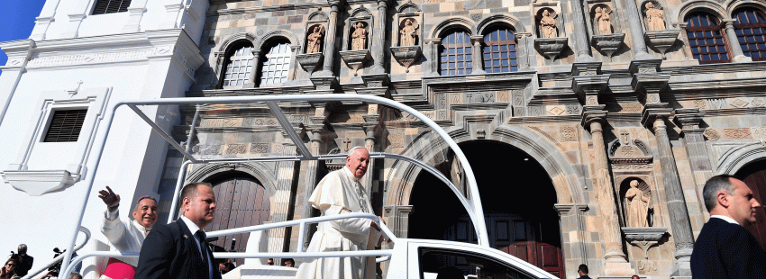 El papa Francisco en las puertas de la catedral de Panamá