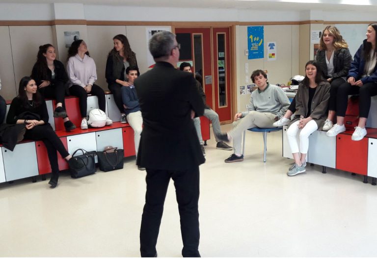 El obispo Toni Vadell con jóvenes confirmandos