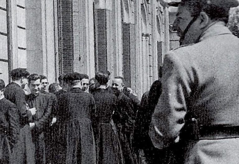 curas-ante-juzgado-guernica-1967-solidaridad-sacerdote-enjuiciado