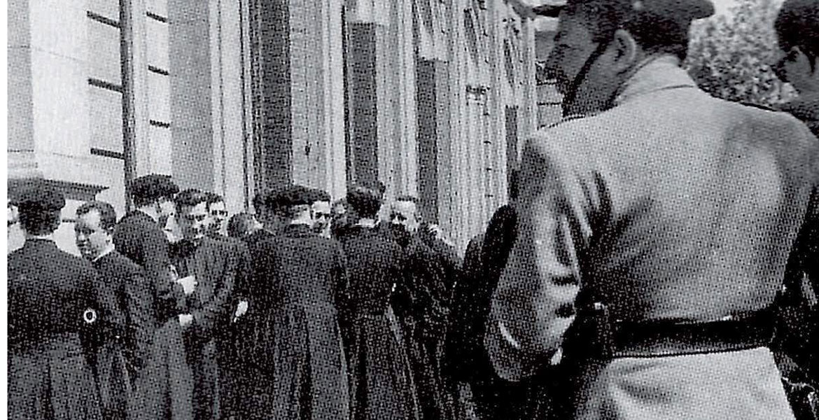 curas-ante-juzgado-guernica-1967-solidaridad-sacerdote-enjuiciado