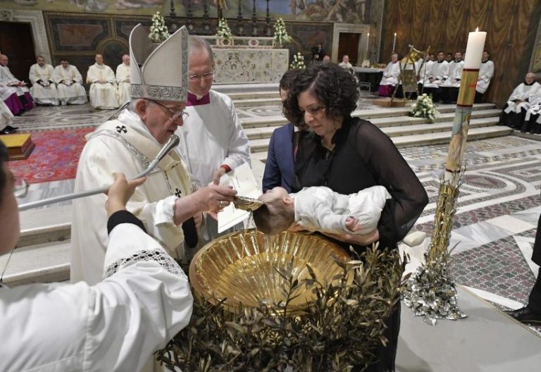 El papa Francisco bautiza en la Capilla Sixtina a 27 niños y niñas, hijos de empelados del Vaticano, en la Fiesta del Bautismo de Señor, el 13 de enero de 2019