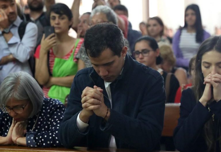 El presidente de Venezuela Juan Guaidó, con su madre y su esposa, asiste a misa/EFE