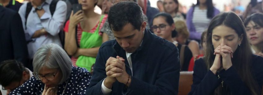 El presidente de Venezuela Juan Guaidó, con su madre y su esposa, asiste a misa/EFE