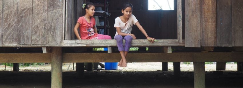 Niñas indígenas en Tierra Blanca, en la Amazonía peruana, afectada por unos vertidos
