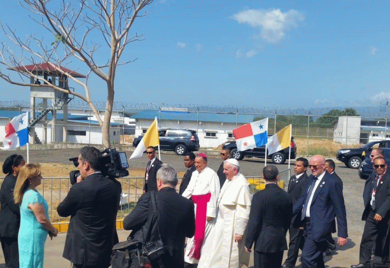 El papa Francisco a la salida del correccional de menores de la JMJ de Panamá