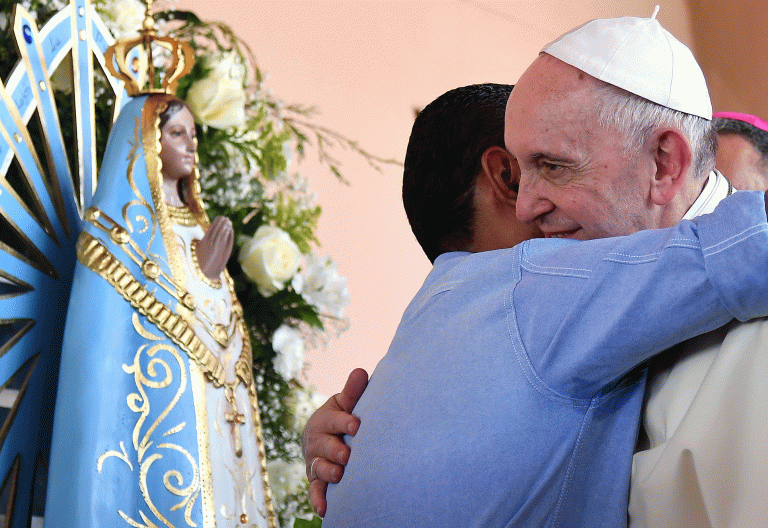 El papa Francisco abraza a un enfermo de VIH en un hogar que ha visitado durante su visita a