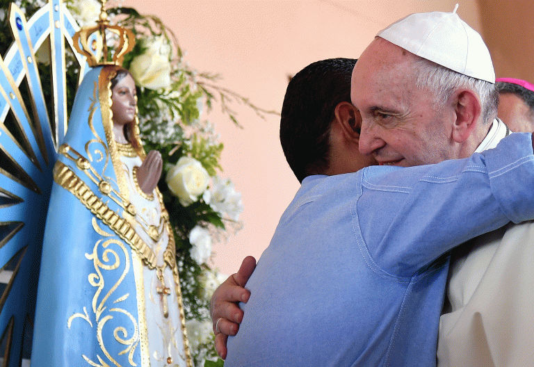 El papa Francisco abraza a un enfermo de VIH en un hogar que ha visitado durante su visita a Panamá para la JMJ