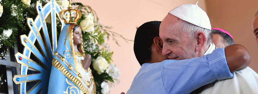 El papa Francisco abraza a un enfermo de VIH en un hogar que ha visitado durante su visita a