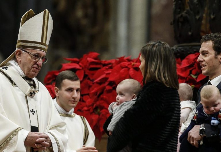 El Papa Francisco preside la misa de la Epifanía en la basílica de San Pedro/EFE
