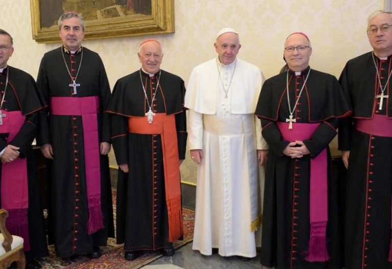 El papa Francisco con la ejecutiva de la Conferencia Episcopal de Chile