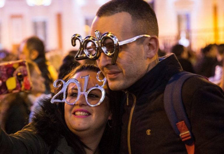 Una pareja celebra la llegada de 2019 en la Puerta del Sol/EFE
