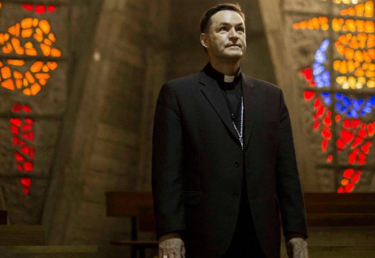 El obispo Raúl Berzosa en la parroquia madrileña de Guadalupe, posando para una entrevista con