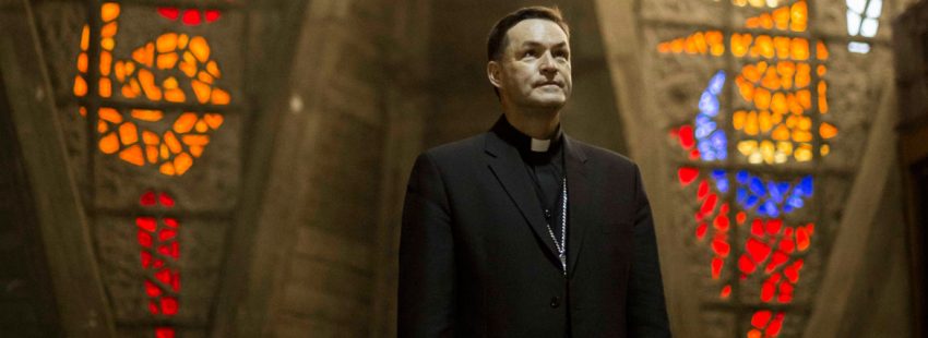 El obispo Raúl Berzosa en la parroquia madrileña de Guadalupe, posando para una entrevista con