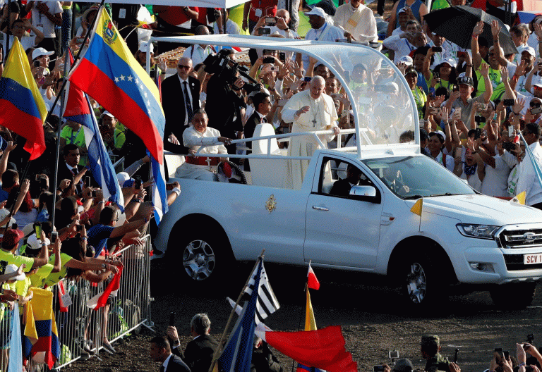 El papa Francisco, en el papamóvil en la JMJ de Panamá