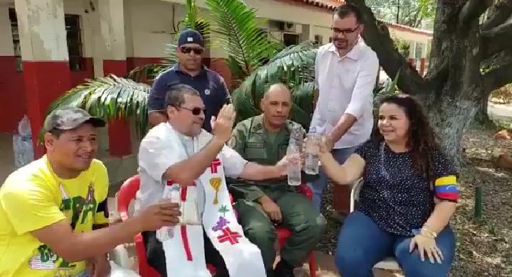 Un sacerdote venezolano brinda con la ministra de prisiones de Maduro
