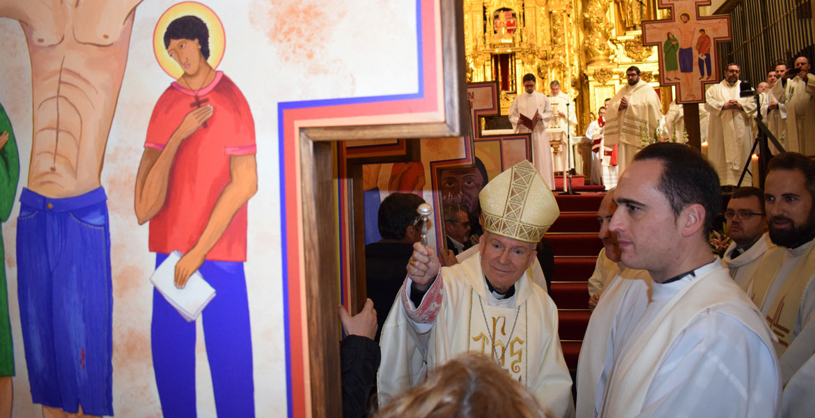 El obispo de Jaén, Amadeo Rodríguez Magro, bendice la Cruz de la Misión Diocesana en una ceremonia celebrada en Baeza el 13 de enero de 2019